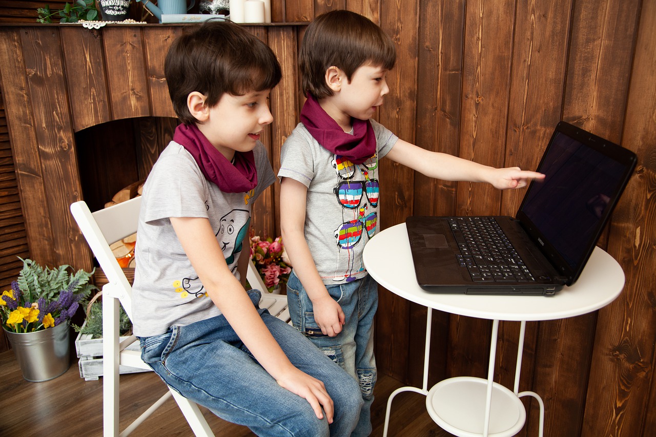 Réseaux sociaux: Faut-il autoriser les enfants à s’en servir?